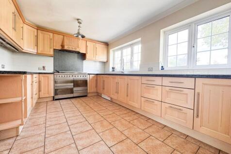 FITTED KITCHEN
