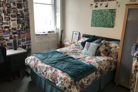 Bright, cosy double bedroom with a patterned du...