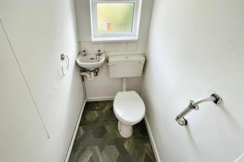 Downstairs guest w.c.