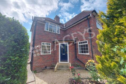 3-bed semi-detached on Penn Hill, Yeovil, Somerset, £1,395/mo