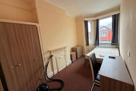 Bright single bedroom with a bay window letting...