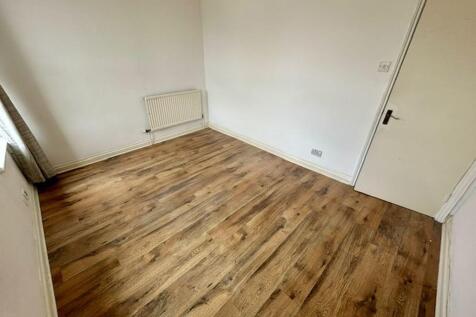 1 Bed flat to rent, Crombey Street, Town Centre photo 5