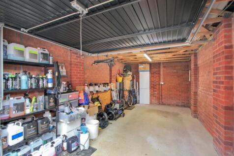 garage.JPG_enhanced.jpg