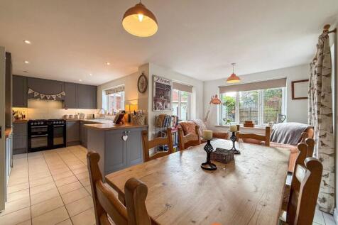 Open Plan Living/Dining Kitchen