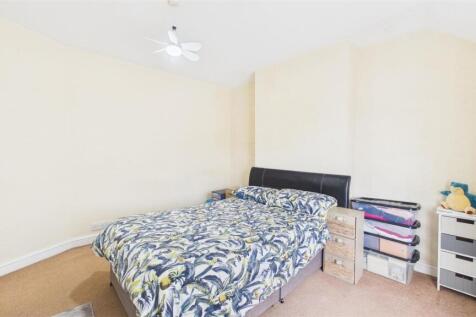 CAM05101G0-PR0164-STILL015.jpg