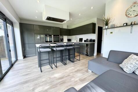 KITCHEN / DINING ROOM