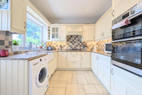 To Let - Alma Road, Birkdale - Two Bedroom Furnished Property photo 4