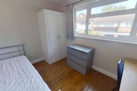 Bright, neatly presented bedroom with natural l...