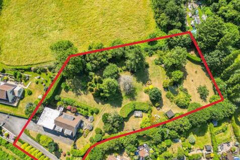 15 Knowle Gardens with thick boundary outline.jpg