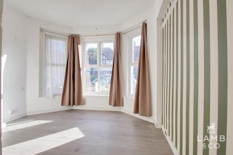 LOUNGE/BEDROOM