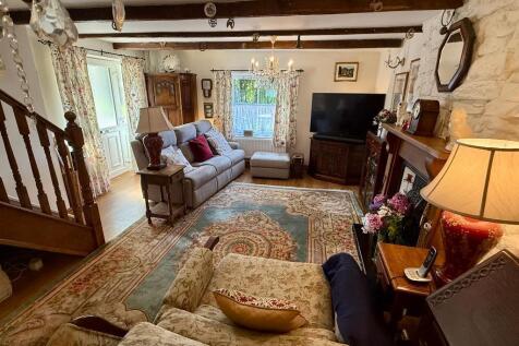 Welcoming sitting room with dining area