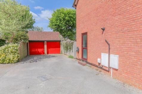 Double garage &amp; driveway
