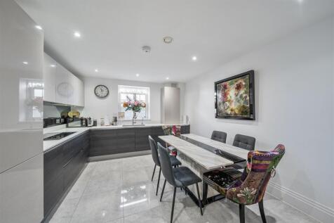 Kitchen/Breakfast Room: