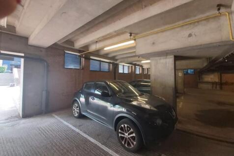 Privat parking x 2 bays