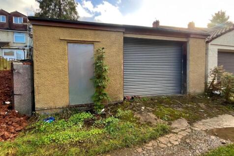 Garage to rear of garden.jpg