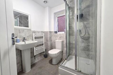 Willow Way, Willenhall - En-suite