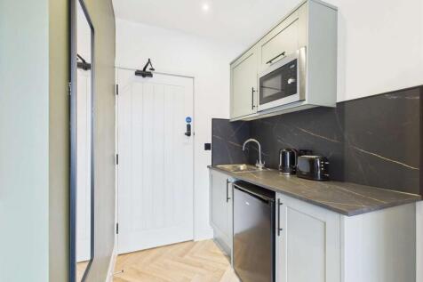 CAM03073G0-PR0031-STILL032.jpg