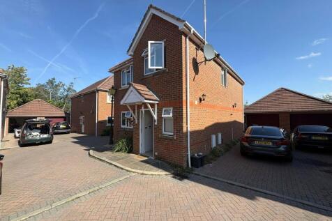 4-bed detached on Samson Close, Aldershot, Hampshire, GU11, £2,150/mo