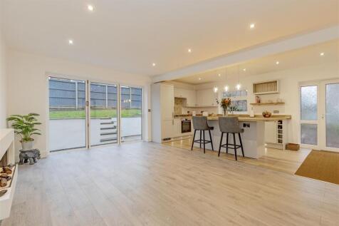 Stunning Open Plan Living/Dining Kitchen