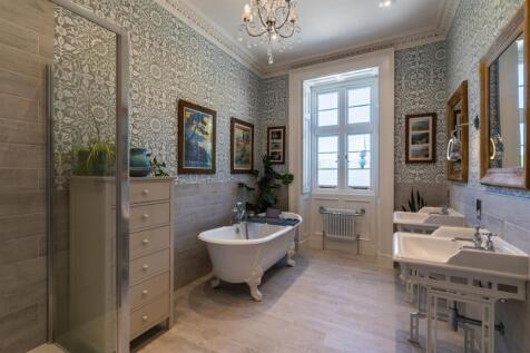 Master En-Suite Bathroom