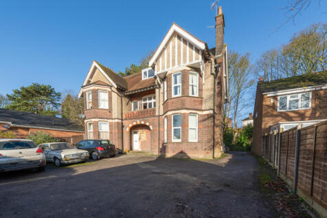 Beautiful Period Apartment with Private Parking, 