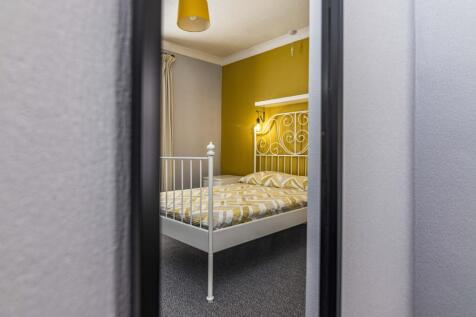 Vibrant 3 Bedroom House // August 2027 photo 4