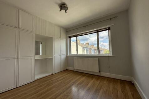 5 Bedroom House, Elvendon Road, Bounds Green, London N13 photo 5