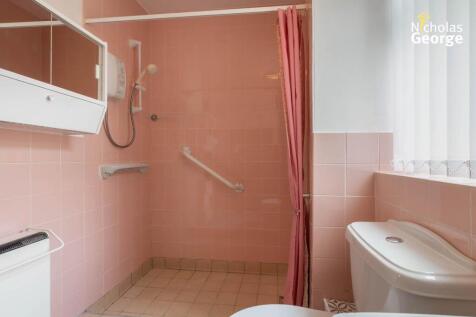 Ramsden Close 22 shower2.jpg