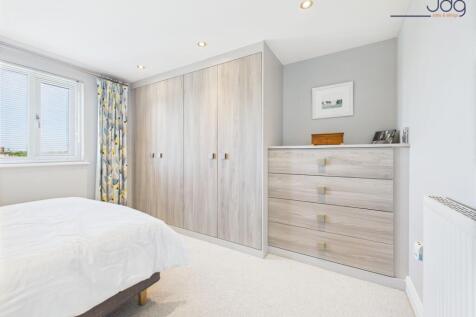 Double Bedroom with built in wardrobes 2