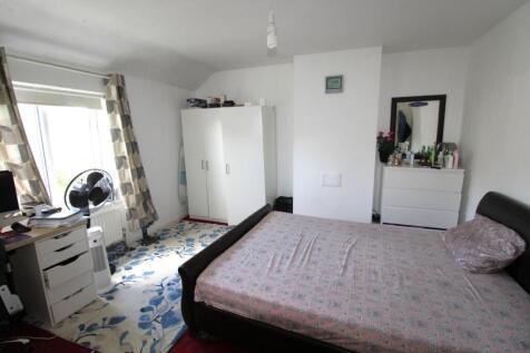 Standfield Gardens, Dagenham, Essex, RM10 photo 4