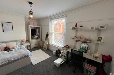6-bed flat on Richmond Road, Montpelier, BS6, £5,250/mo