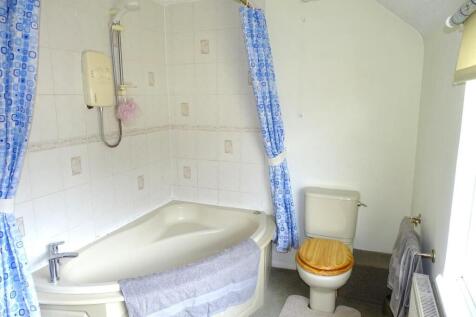 GOOD SIZE FAMILY BATHROOM