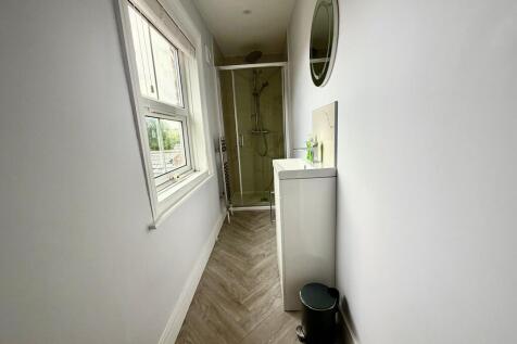 STUNNING NEWLY REFURBISHED STUDIO WITH EN-SUITE – CROSBY STREET, DE22 NW photo 5