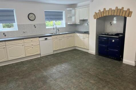 Kitchen 2.jpg