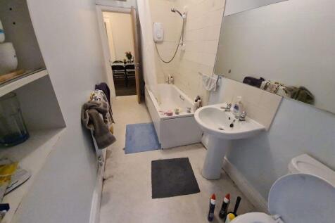 Bright and clean bathroom suite featuring a ful...