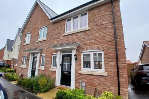 2-bed semi-detached on Phillips Crescent, Cressing, Braintree, Essex, £1,650/mo