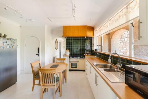 4 bed, 2 bath Detached in Bristol - Photo 9