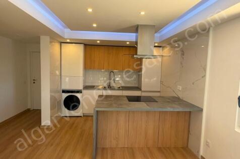 Kitchen &amp; breakfast bar