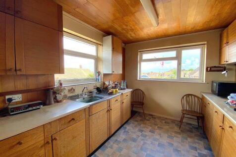 6 Royston Gardens - Kitchen1.jpg