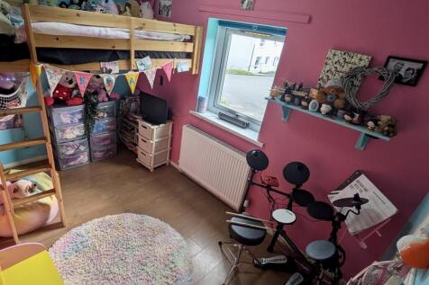 FRONT BEDROOM 2
