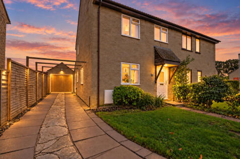 25_Meadowside_twilight_Rightmove