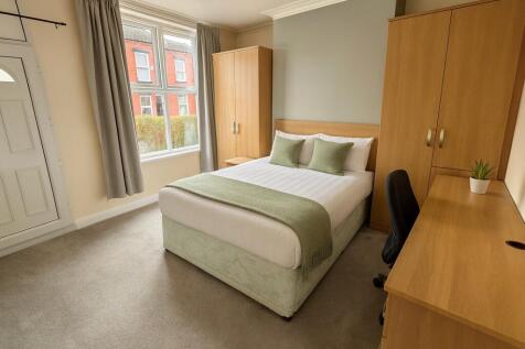 Bright double room with desk and storage...