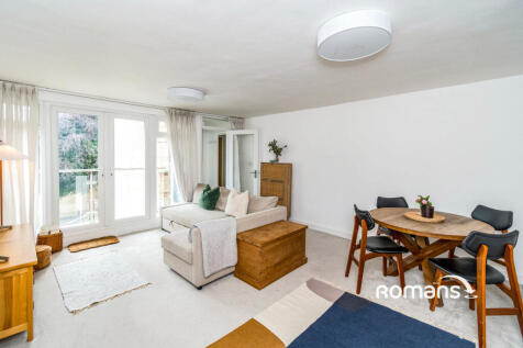 2-bed flat on Northlands Drive, Winchester, Hampshire, SO23, £1,600/mo