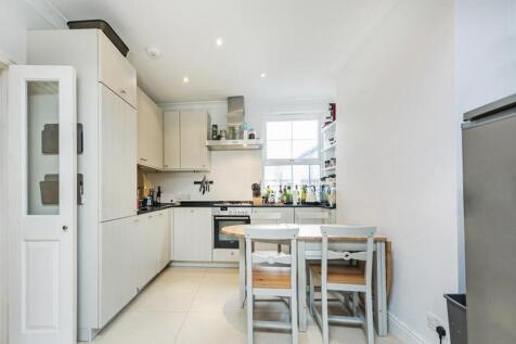Spacious Three-Bedroom Flat with Private Balcony 