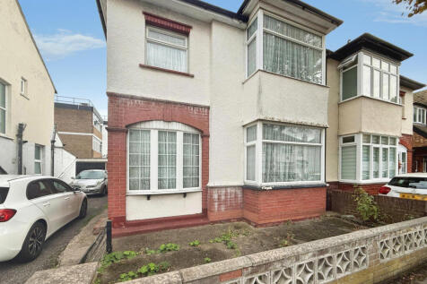 3 bed semi-detached house to rent The Grove, Clac