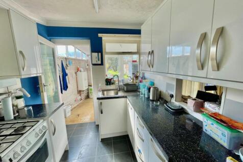 Cambridge Drive 6 Kitchen 2.jpg