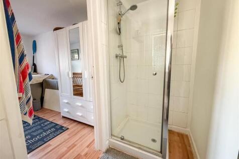EN-SUITE SHOWER ROOM