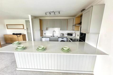 Modern kitchen with stylish breakfast bar islan...