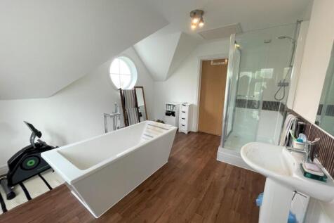 En Suite Bathroom .jpeg