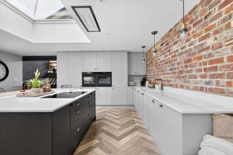 OPEN-PLAN DINING KITCHEN AND FAMILY ROOM